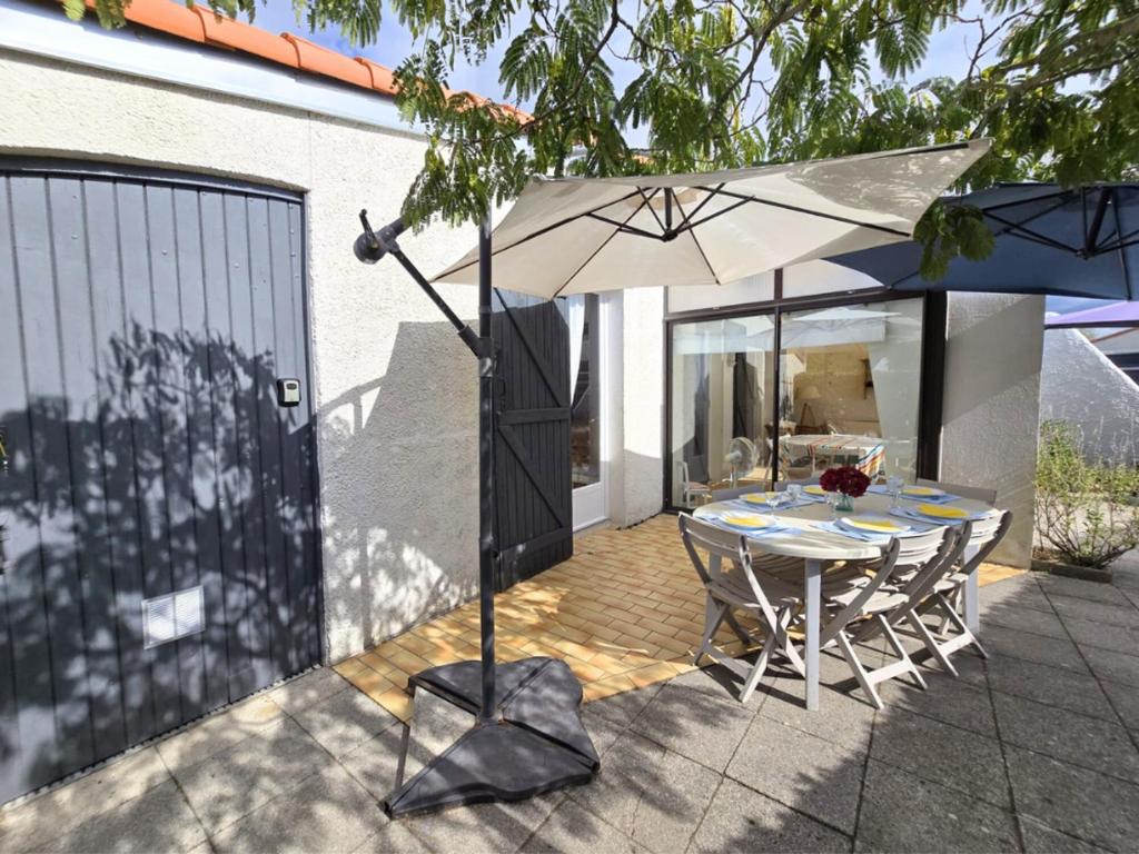 Αίθριο ή υπαίθριος χώρος στο Charmante maison 7 couchages à 300m de la plage, parking et animaux admis - FR-1-777-45