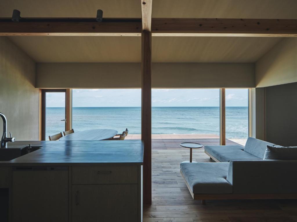 cocina y sala de estar con vistas al océano en 青々 -aoao-, en Taisya