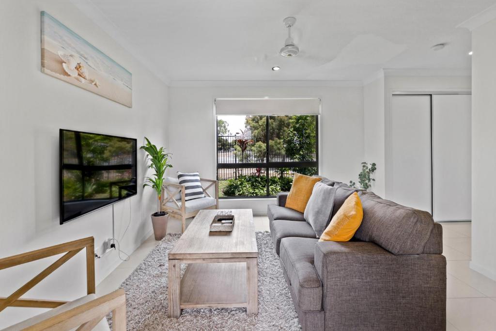 Μια τηλεόραση ή/και κέντρο ψυχαγωγίας στο Beach Breeze Holiday House