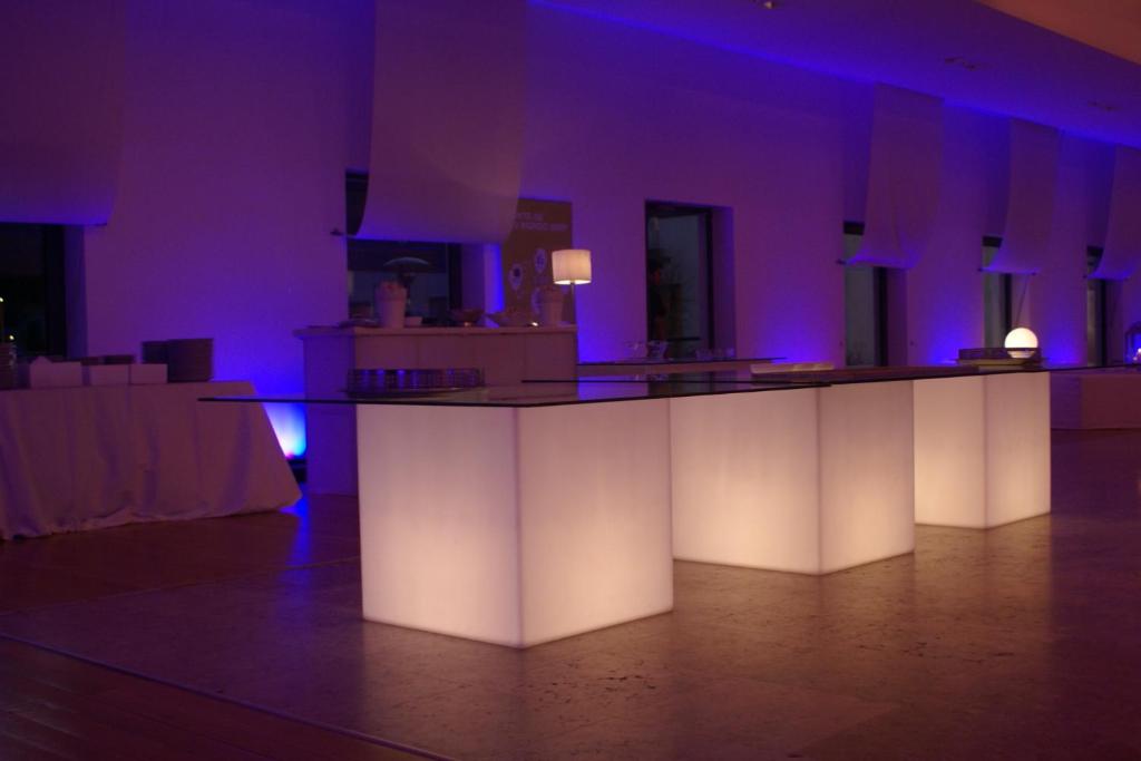 a purple room with a bar in the middle at INATEL Caparica in Costa da Caparica