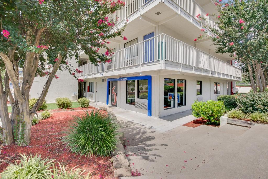 a building with trees and plants in front of it at Motel 6-Columbus, OH - West in Lincoln Village