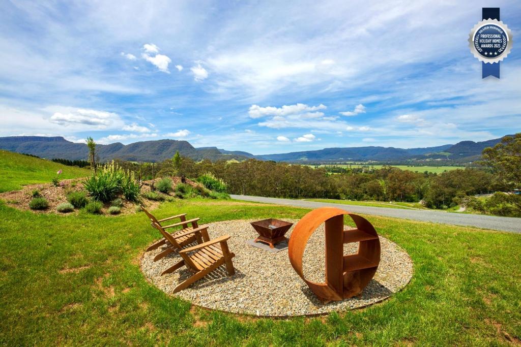 un parque con un banco y una escultura de madera en Stella at Kangaroo Valley - Amazing Views - Fire Pit, en Barrengarry