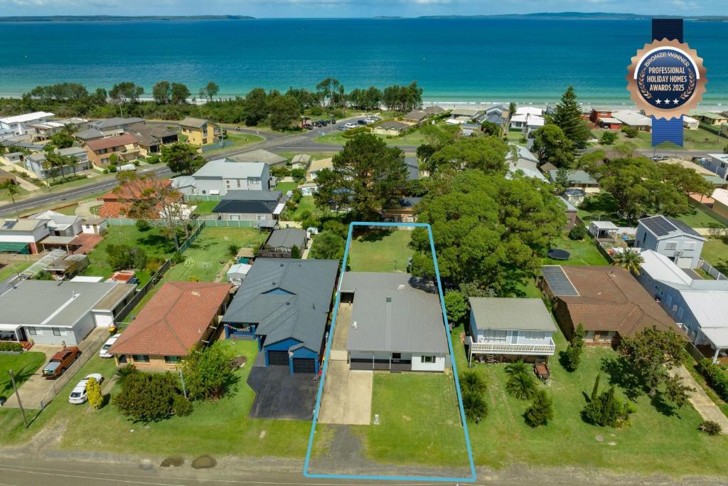 an aerial view of a small town with houses and the ocean at Baci Al Mare Pet Friendly 3 Mins Walk to Beach in Callala Beach