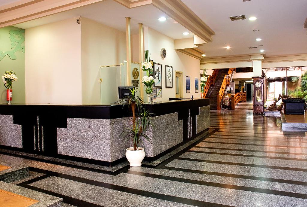 a lobby with a reception desk in a building at Hotel Nikko in Curitiba