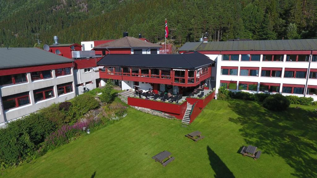 uma vista aérea de um grande edifício com um pátio verde em Revsnes Hotel em Byglandsfjord