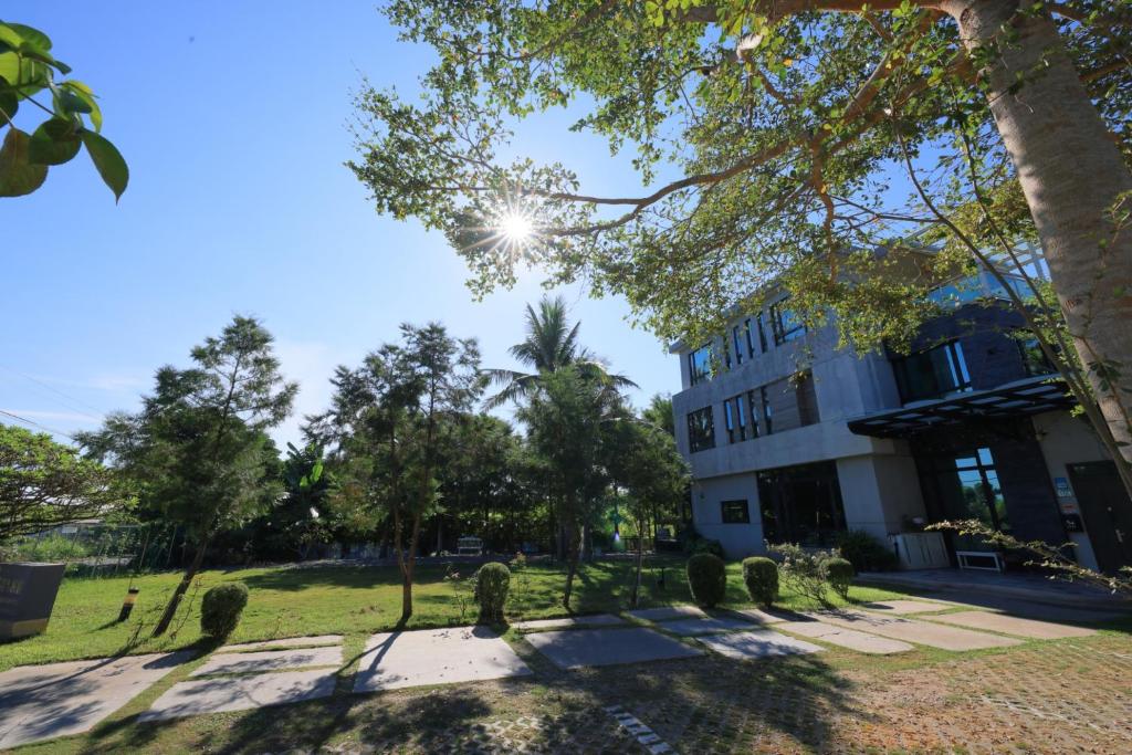 una vista exterior de un edificio con árboles en Najima B&B, en Jian