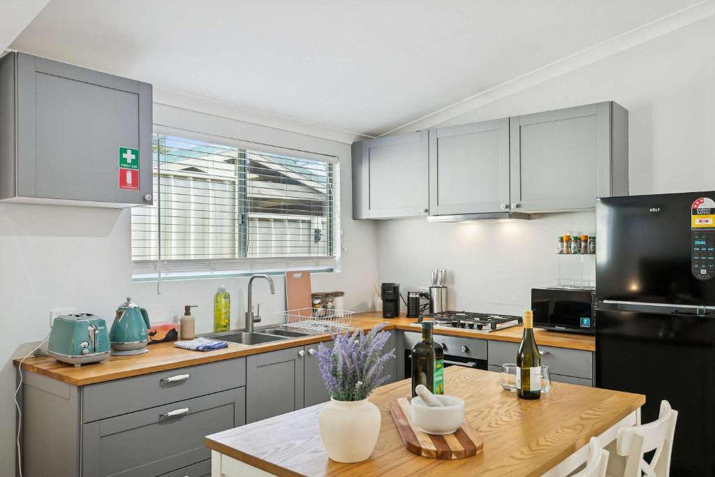 Η κουζίνα ή μικρή κουζίνα στο Cozy Sunset Villa 2BR Hamptons 200MBs Wifi