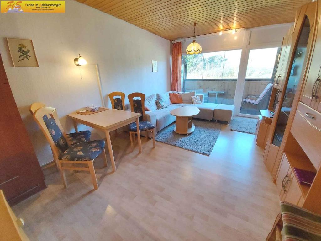 ein Wohnzimmer mit Sofa und Tisch in der Unterkunft Apartments in Bad Mitterndorf - Steiermark 41630 in Tauplitz