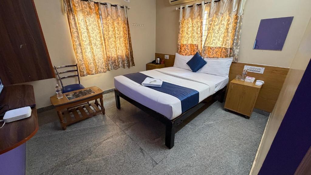 Postel nebo postele na pokoji v ubytování Hotel Natasha Regency Bangalore Airport