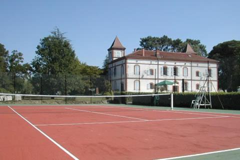 Tenis a/nebo squash v ubytování Manoir des Chanterelles nebo okolí