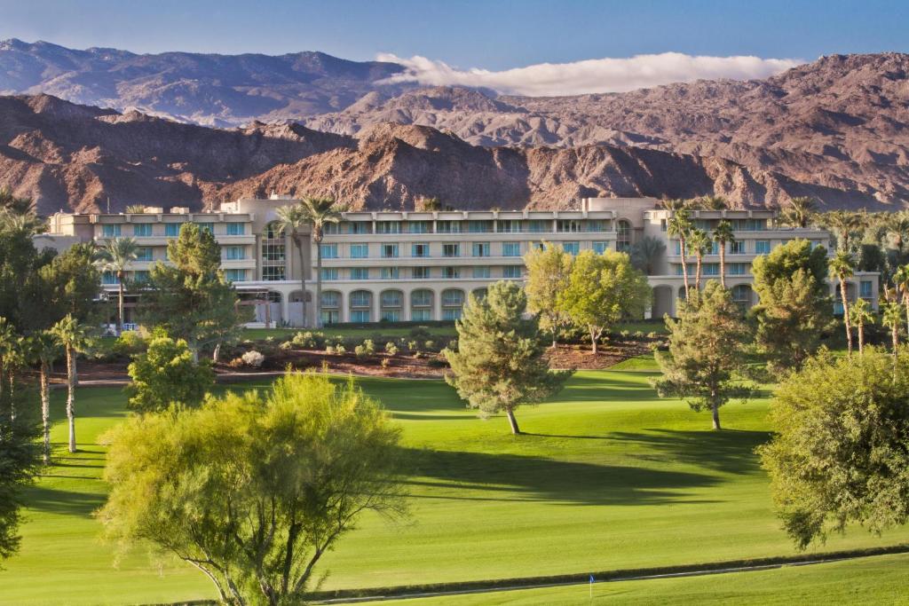 un hotel con le montagne sullo sfondo di Grand Hyatt Indian Wells Resort & Villas a Indian Wells