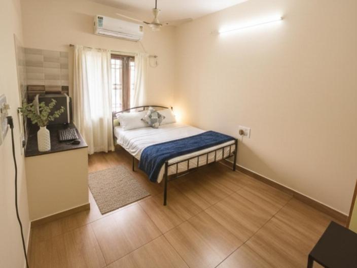 En eller flere senge i et værelse på Silent AC Meditation Room