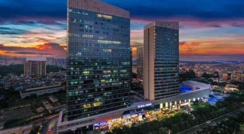 Blick auf die Skyline der Stadt mit hohen Gebäuden in der Unterkunft Mandolin Intelligent Hotel Jinagmen in Jiangmen