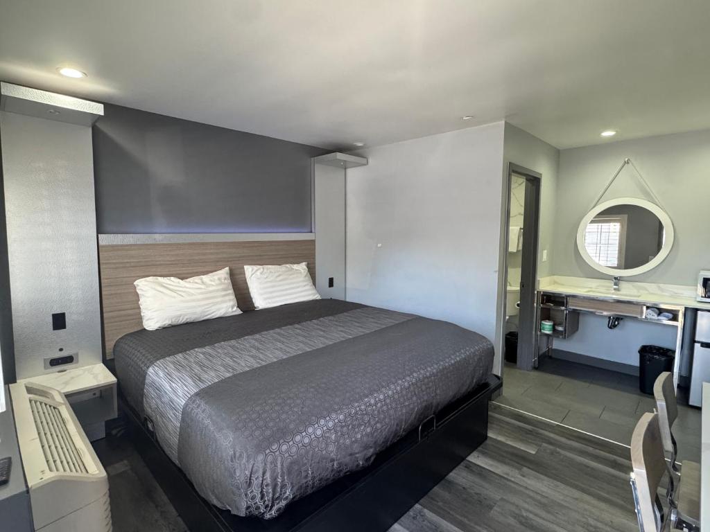 Una cama o camas en una habitación de Bronco Motel South Central