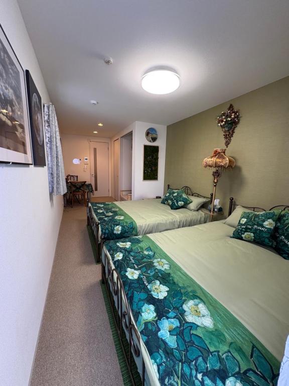 Postel nebo postele na pokoji v ubytování 直前割引 渋谷 40分 大手町 23分 ディズニー Disney 羽田空港 リムジンバス 東部地域病院まで徒歩1分 shibuya 山手線