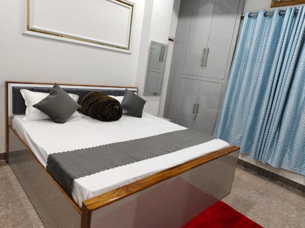 Ένα ή περισσότερα κρεβάτια σε δωμάτιο στο Nidhipataye Homestay