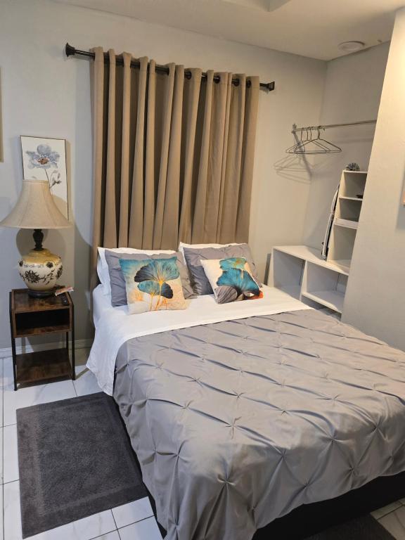 a bedroom with a large bed with a window at El Rincón - El Jardín in Tunapuna