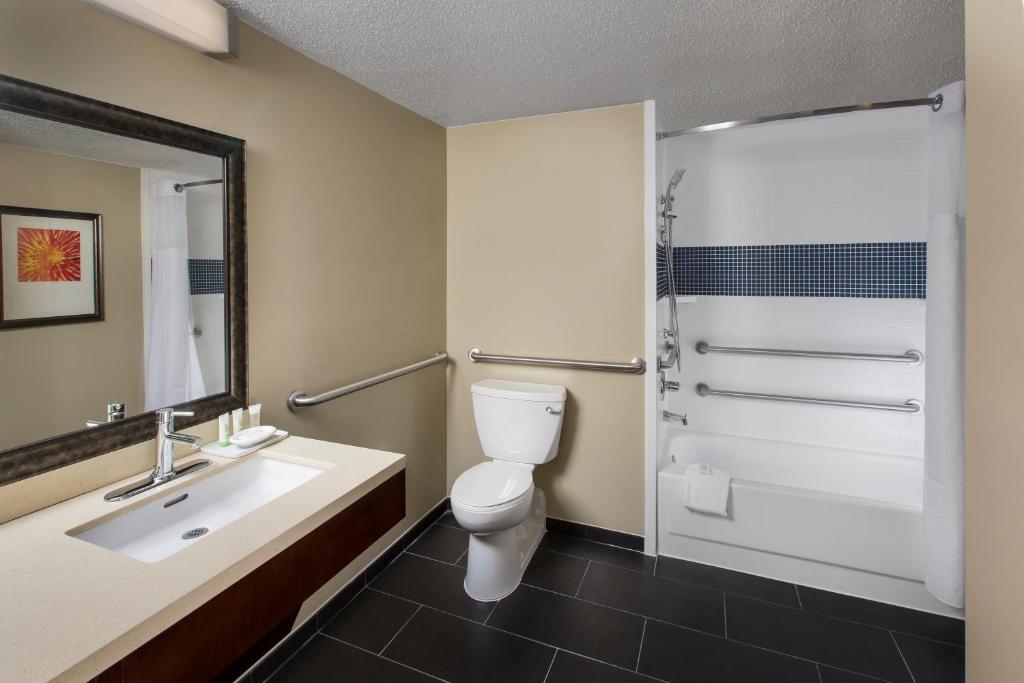 Staybridge Suites Atlanta - Midtown, an IHG Hotel - Queen Studio Suite - Disability Access Tran Shower/ Non-Smoking