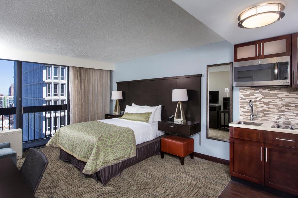 Staybridge Suites Atlanta - Midtown, an IHG Hotel - One-Bedroom Queen Suite With Roll-In Shower - Disability Access