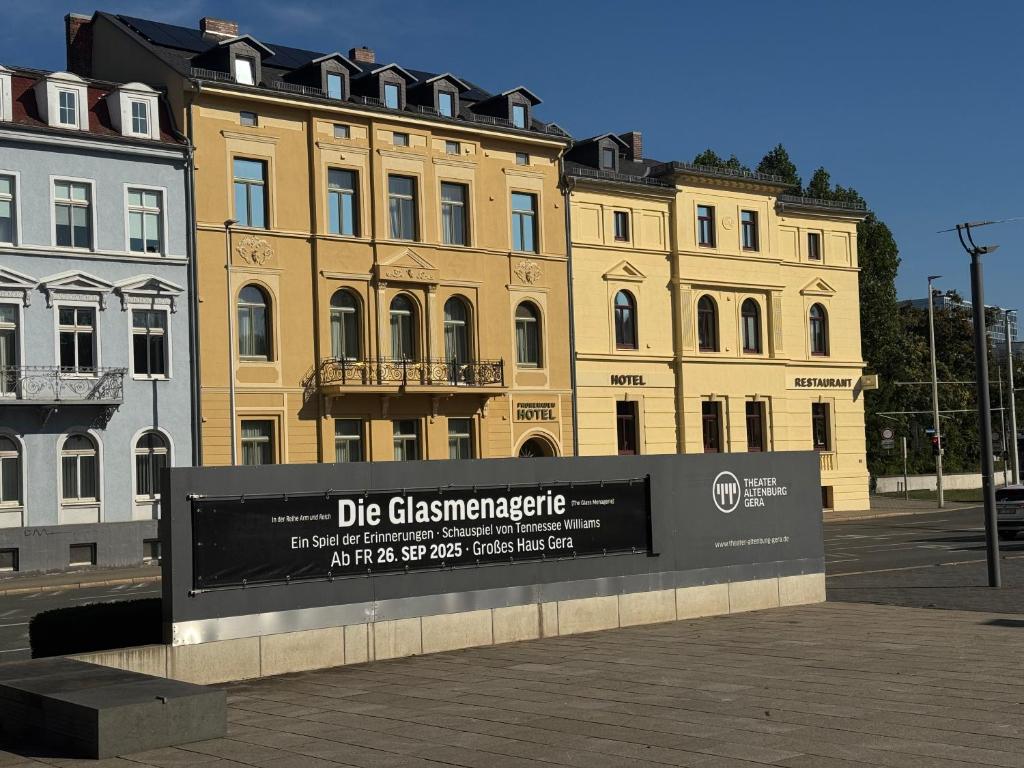 ゲーラにあるPromenaden Hotelの目の前の黄色い建物