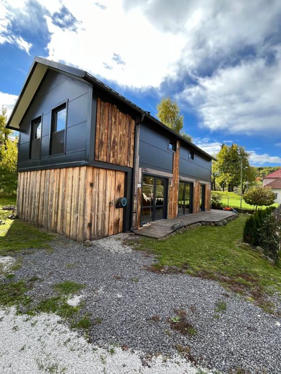 Banský StudenecにあるIRON LODGE Banský Studenecの黒木造家屋