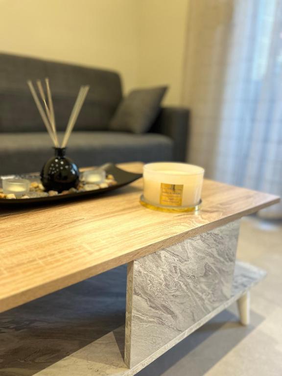 een salontafel met een bord erop bij Apartment Voulas 3 in Ptolemaida