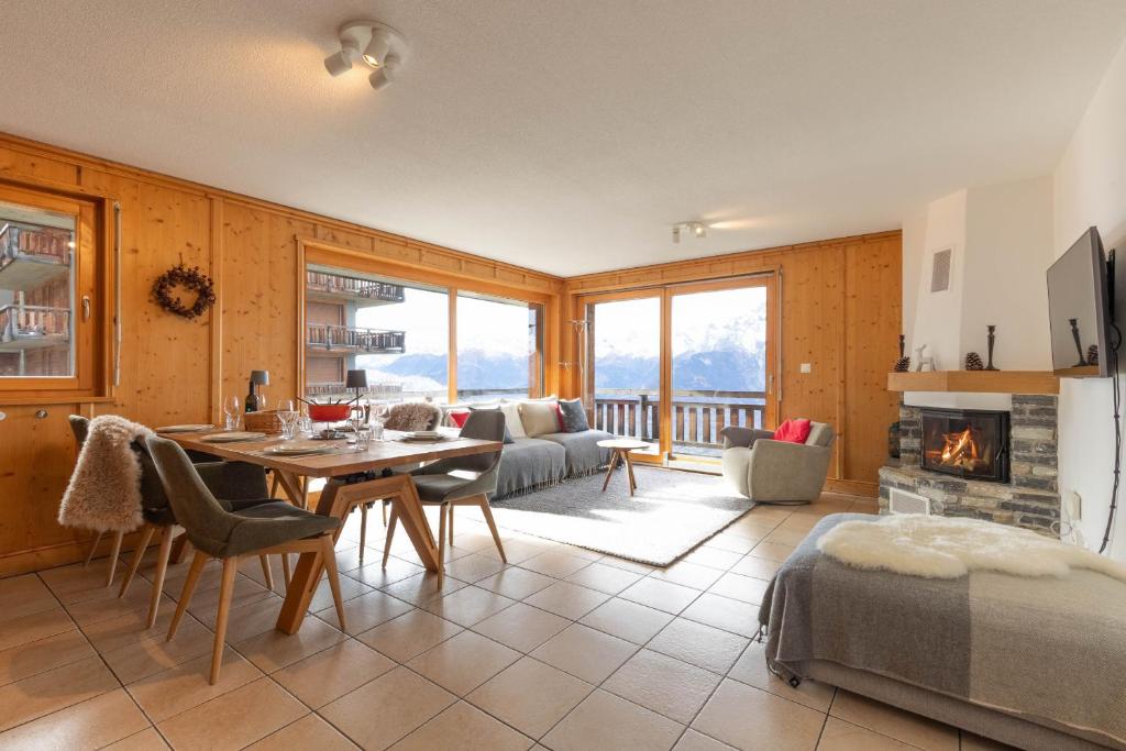 
Apartment with Mountain View
