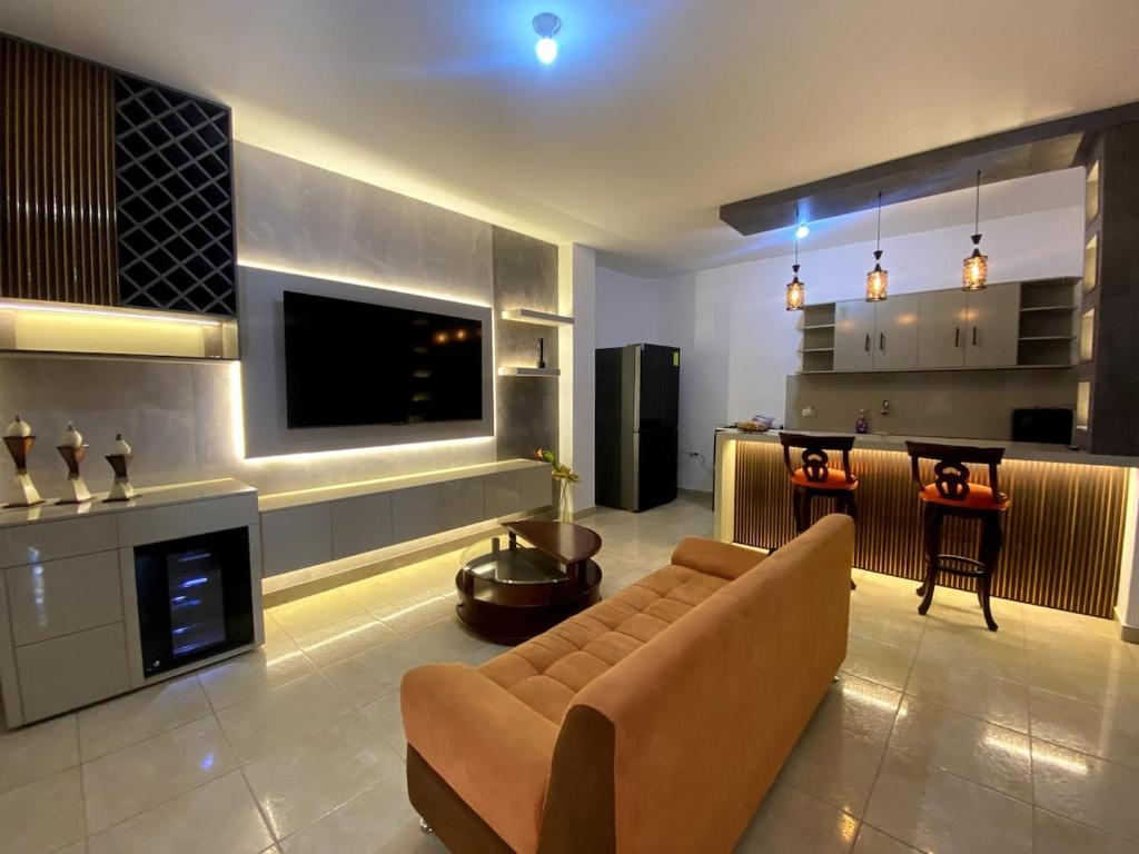 Una sala de estar con un sofá y una chimenea. en Refugio del Mar, en Manta