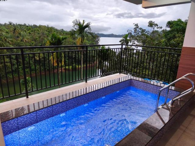 Πισίνα στο ή κοντά στο Nirvanica Retreat Wayanad