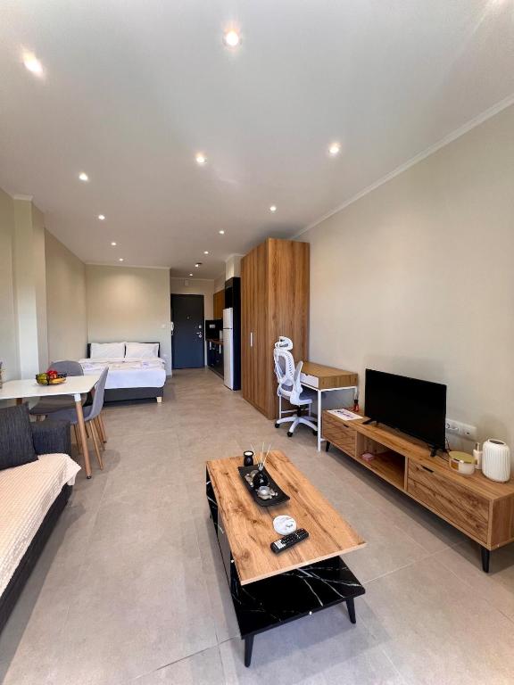 een grote woonkamer met een bed en een tafel bij Fillio's Apartment 2, Ptolemaida in Ptolemaida