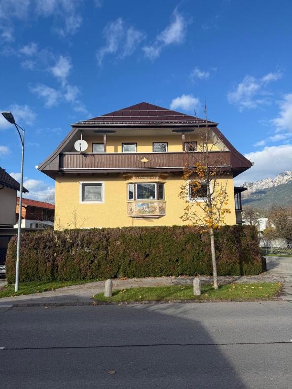 a yellow house on the side of a street at Am Stadtpark in Reutte