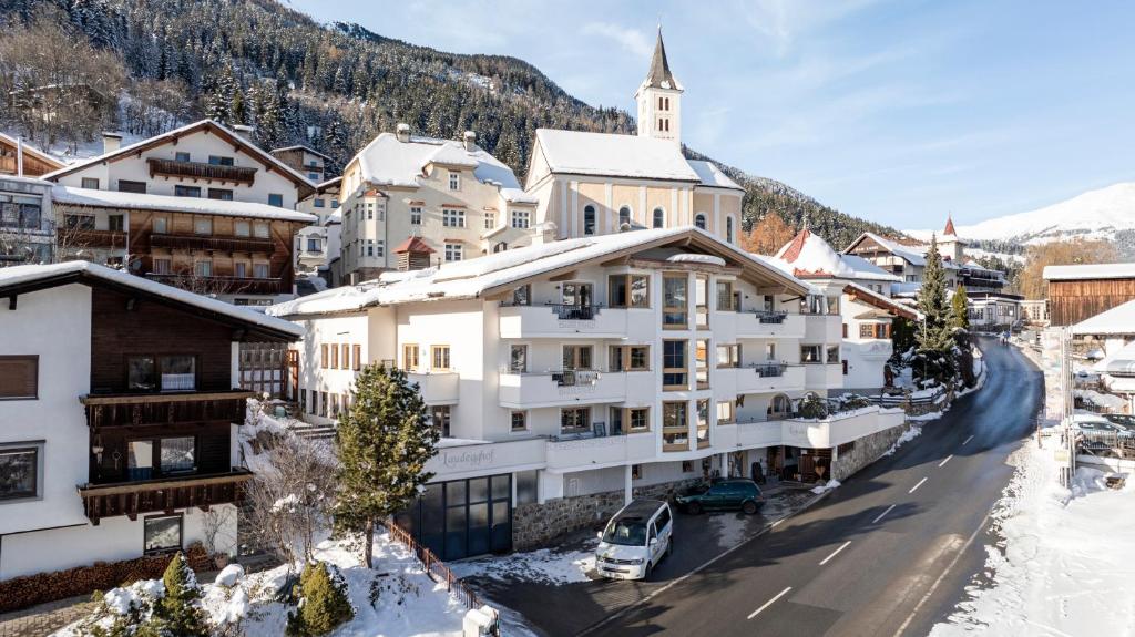 拉迪斯LAUDEGGHOF Ladis的雪中小镇的空中景色