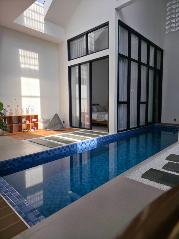una casa con piscina in una stanza di Mai House Jogja a Piyungan