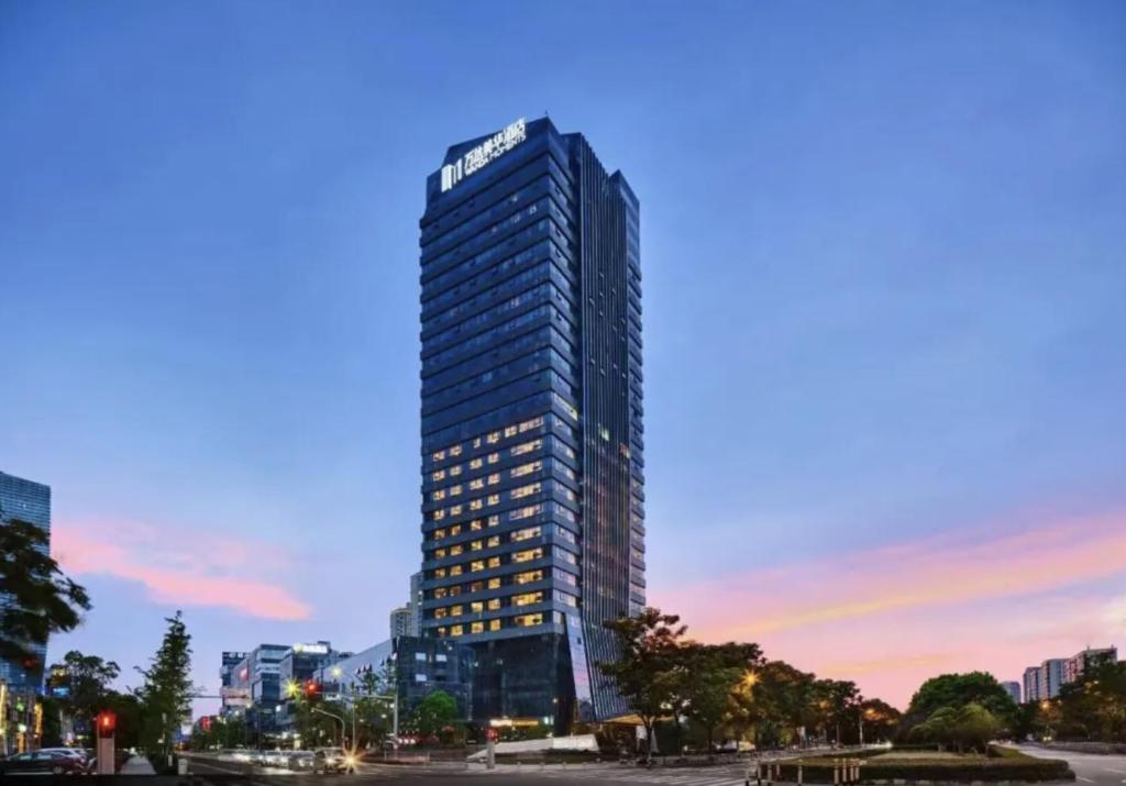 een hoog gebouw met een bord aan de zijkant bij Ningbo Wanda Moments Hotel in Ningbo