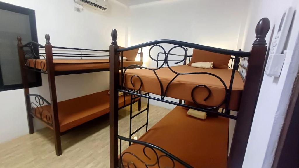 Postel nebo postele na pokoji v ubytování The Simple Farm House with a Roofdeck - Entire house, Santa Rosa, San Juan, LU