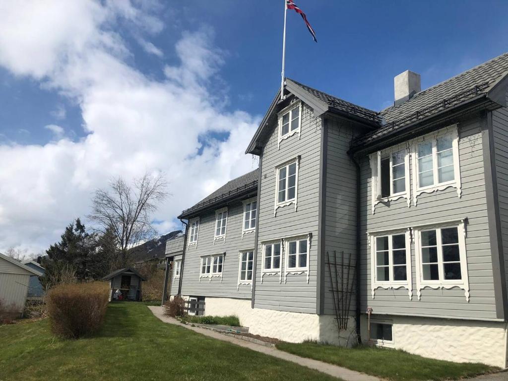 IsfjordenにあるGrey Lodgeの旗が掲げられた灰色の家