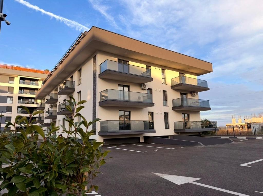 un edificio con balcones en un aparcamiento en Rodin Residence-New Apartment with Self Check In, en Colentina