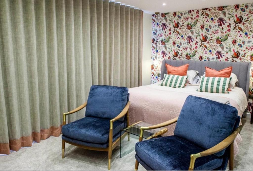 Posezení v ubytování Elegant Contemporary Private Bungalow