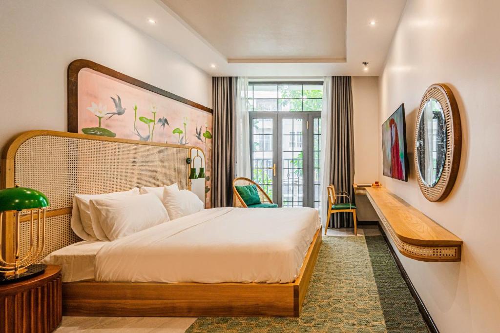 Misaki HCM Airport Hotel في مدينة هوشي منه: غرفة نوم بسرير كبير ونافذة