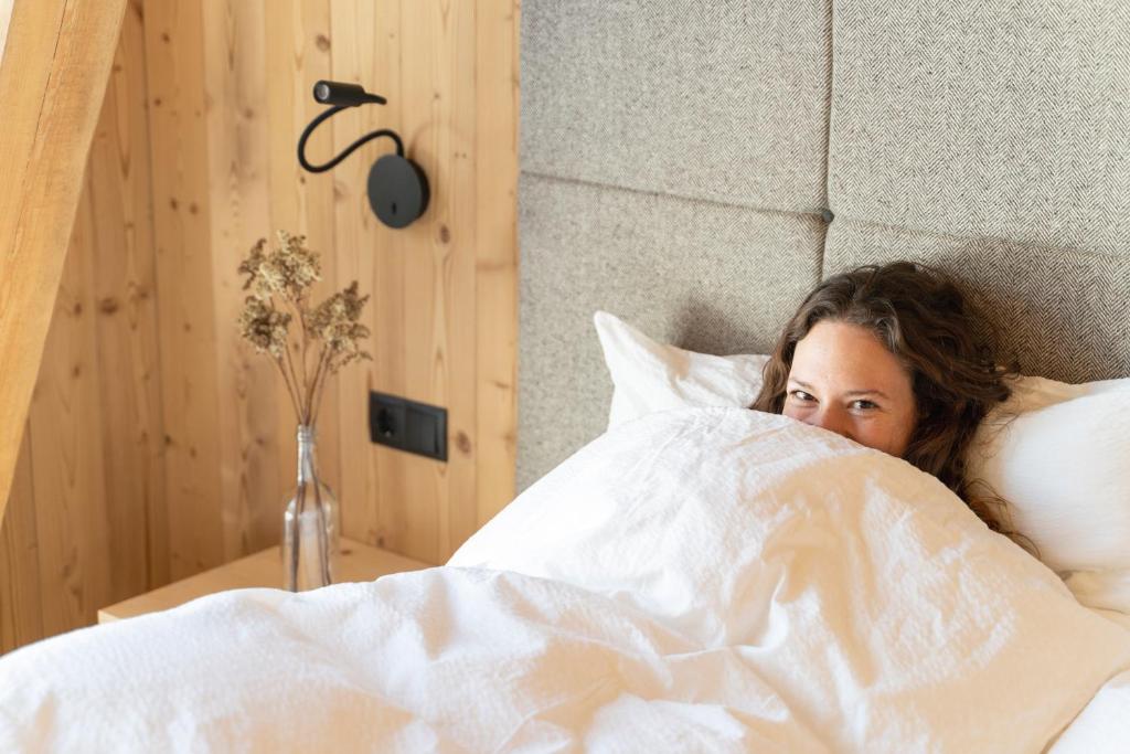 En eller flere senge i et værelse på Preindlerhof Farmloft Sunshine