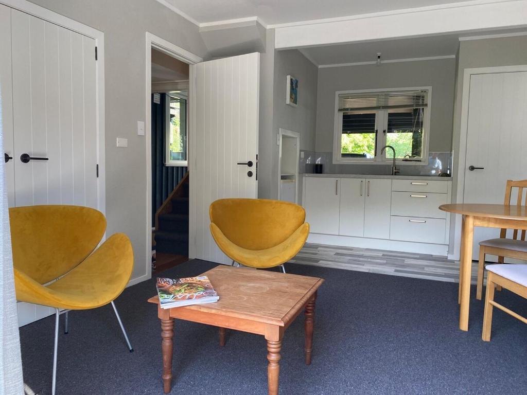 Χώρος καθιστικού στο Relax in the Garden Suite