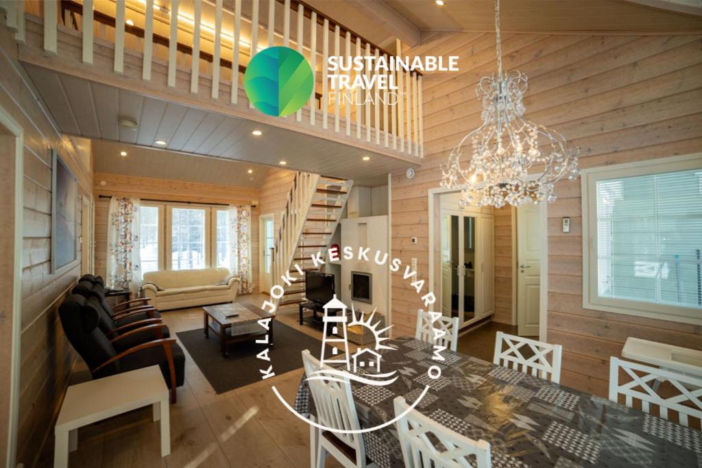 ein Esszimmer und ein Wohnzimmer mit einem Kronleuchter in der Unterkunft Tähtisara 2B in Kalajoki