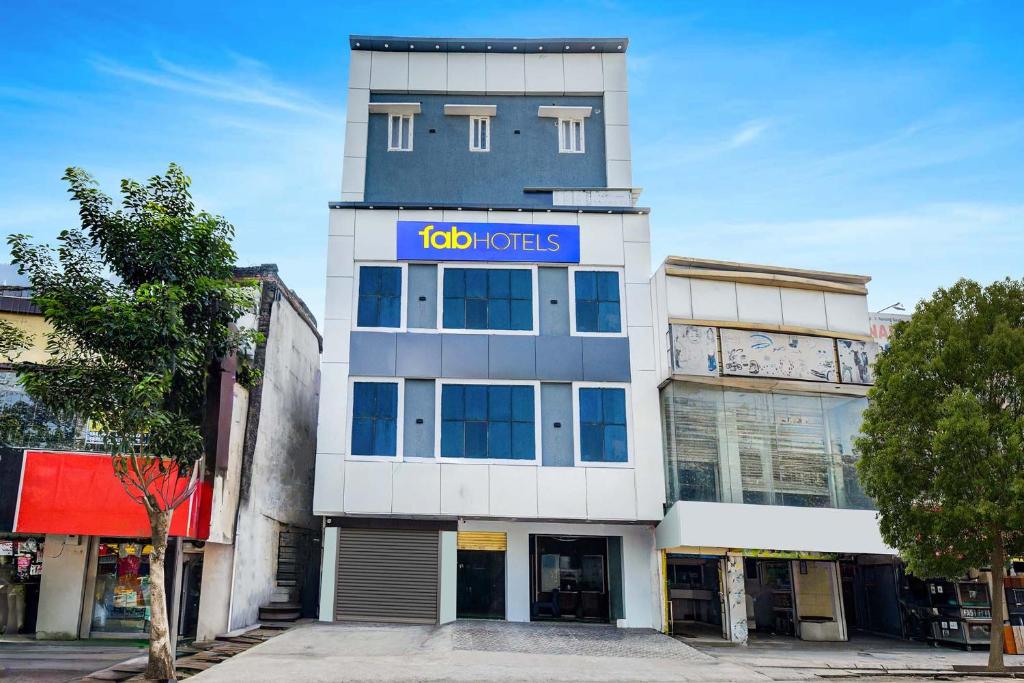 ハイデラバードにあるFabHotel Devara Grandの看板が貼られた高層ビル