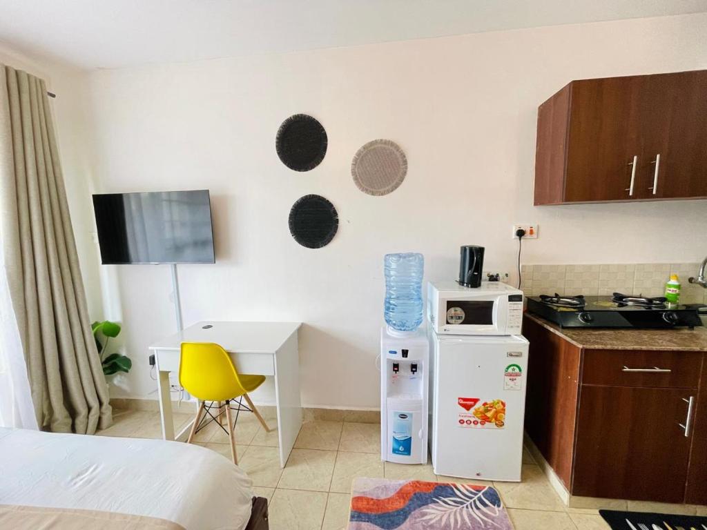 RuakaにあるEston Havenの白い冷蔵庫とシンクのある小さなキッチン