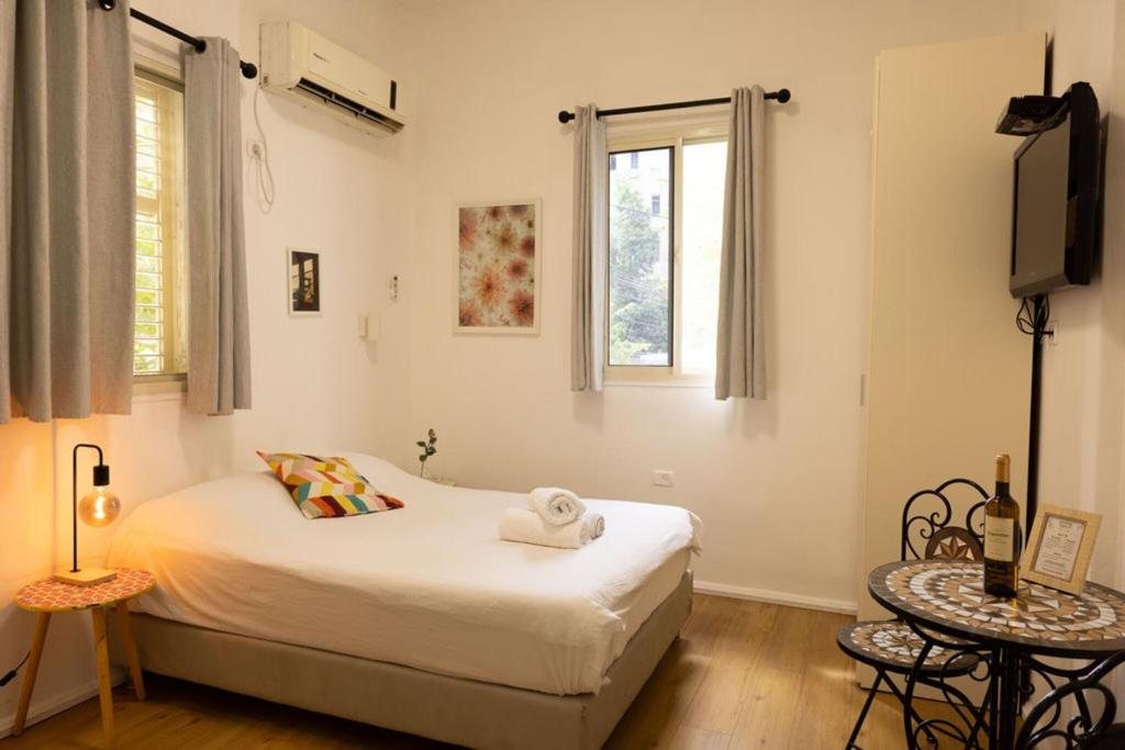 Ένα ή περισσότερα κρεβάτια σε δωμάτιο στο Hotel Loui Talpiot