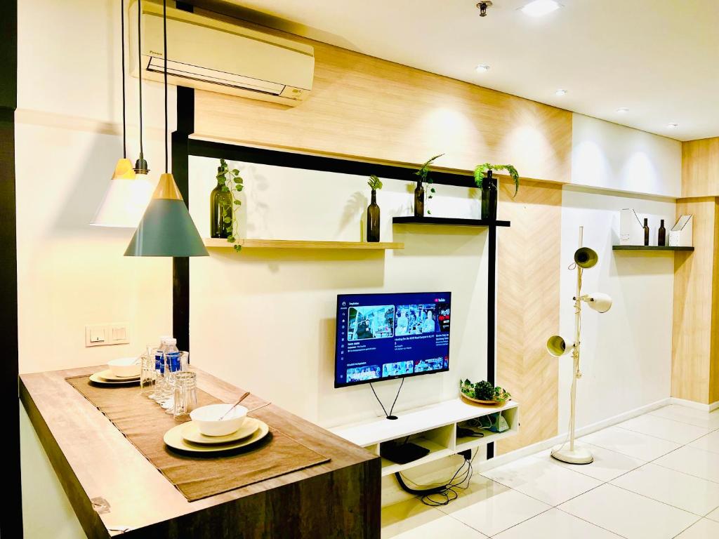 Μια τηλεόραση ή/και κέντρο ψυχαγωγίας στο Summer Suites klcc by classy stay