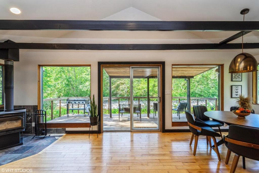 Khu vực ghế ngồi tại Riverfront Cabin, Nordic Hot Tub, Dog-Friendly