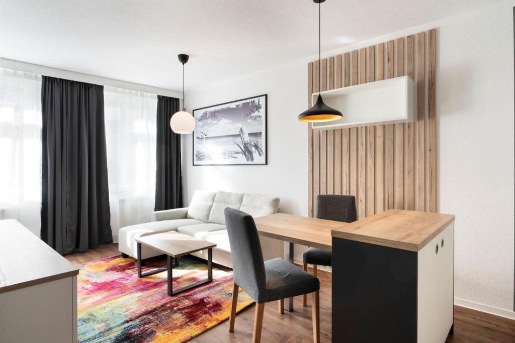 a living room with a table and a couch at Apartment im Stadtzentrum von Riesa in Riesa