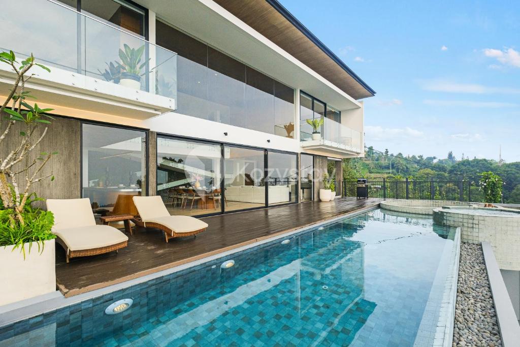 Πισίνα στο ή κοντά στο Calma Villa by Kozystay - Bandung