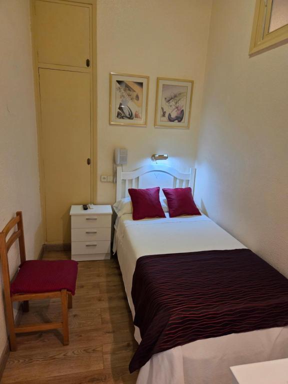 Postel nebo postele na pokoji v ubytování Hostal Hispano - Argentino Gran Vía